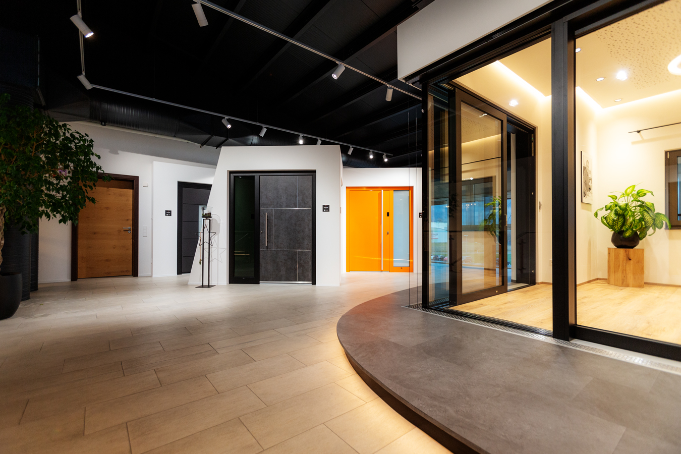 Durchblick, Ausblick, Holzfenster, Holz-Alufenster, Holz-Alu-Fenster, Holz-Aluminiumfenster, Kunststofffenster, Naturbeschichtung, Vorteil, widerstandsfähig, Wetterschutz, Farbpalette, Kunststoff-Aluminiumfenster, Kunststoff-Alufenster, Kunststoff-Alu-Fenster, Alu-Fenster, Alufenster, Aluminiumfenster, Fachberatung, Nötig, Grenzenlos, Vielfalt, Varianten, Garantie, Geschmack, Altbau, Neubau, Renovierung, Wahl, Dachflächenfenster, kostengünstig, Werterhalt, Eigenheim, Wohnqualität, Haus, Funktionalität, Einbruchschutz, Sicherheit, Energieeffizienz, Farben, Pflegeleicht, UV-beständig, Sonnenlicht, UV-Quelle, Schaden, Einstrahlung, Funktionstextil, ausbleicht, rissig, spröde, Farbbeständig, langlebig, Farbintensität, foliert, schützend, Aluminiumvorsatzschale, pulverbeschichtet, Holzfenster, optimal, Schallschutz, Wärmedämmung, Einbruchhemmung, Natur, natürlich, Wohngefühl, attraktiv, Holzfenster, Fichte, Lärche, Eiche, Material, Holz, Maserung, hochwertig, Alternative, Verwitterung, Schutz, Optisch, Farbton, Wärmedämmeigenschaft