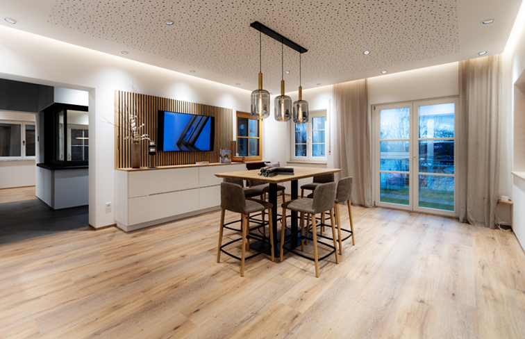 Energiekosten, Fensteröffnung, Glasfront, Südlage, Energie, einsparen, kostenlos, Zuhause, Materialauswahl, behaglich, Wohnkomfort, Klassiker, bewährt, modern, Umsetzung, trotzen, Aluminium-Schale, Witterungseinfluss, Kombination, Aluminium, außen, innen, bietet, zeitgemäß, Wohnen, verloren, Rahmenmaterial, Verglasung, beeinflussen, kleiner, Dämmung, Vergleich, Fenstertyp, 123x148cm, Größe, Sprossenunterteilung, Fensteraufteilung, Lüftung, abgedichtet, Energieverlust, Luftaustausch, Schimmel, entwickeln, mehrmalig, Stosslüften, eingebaut, Fensterfalzlüfter, Technik, feuchte, verbrauchte, Luft, Frischluft, transportiert, Mehrfachdichtung, Schallschutzglas, Straßenlärm, draußen, Ruhe, Schallschutzklasse, Beschläge, Markenbeschlag, Einhand-Dreh-Kippbedienung, Fehlbedienungssperre, dreidimensional, verstellbar, Ecklager, höchster, Bedienkomfort, gewährleistet, Serienmäßig, Flügelbremse, verhindern, Aufschlagen, Durchzug, formschön, Fenstergriff, Stil, Modell, Einbruchshemmung, Standardfenster