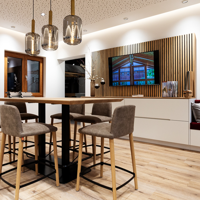 serienmäßig, Grundsicherheit, ausgestattet, erhöht, Versicherung, unterschiedlich, Widerstandsklasse, RC 1, RC 2, Speziell, Pilzkopfzapfenverriegelung, erschweren, Aushebeln, Fensterflügel, einbruchhemmend, Glas, absperrbar, umfassend, vorgebeugt, Fensterüberwachung, Überwachungskontakt, Alarmanlage, ermöglichen, intern, Steuerung, PC, geregelt, Koordination, Heizung, Fensterlüftung, Barrierefrei, Terrassentür, Balkontür, rollstuhlgerecht, modifizieren, tief, gelegen, erreichbar, Türgriff, fachgerecht, Einbau, Kunde, einwandfrei, funktionieren, Lösung, Schonend, Demontage, Altfenster, inklusive, notwendig, Beiputzarbeit, Nebenarbeit, Kernkompetenz, produzieren, Sonderfenster, denkmalgeschützt, Wetterschenkel, Produktionshalle, Leidenschaft, Technologie, ausschließlich, ausgebildet, Handwerker, Maschinen, Fertigungsroboter, Wunsch, Zufriedenheit, Kompromiss, Einzelteil, imprägniert, sicherstellen, Holz-Klassiker, Klassisch, Echtholz-Wetterschenkel, Leimfuge, Außenbereich, Dämmwert, vorstehend