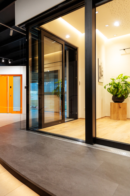 Schwelle, unten, flache, Bodenschwelle, thermisch, getrennt, Schwellenlos, Übertritt, Klassik, Zugehörigkeit, GEALAN-Systemfamilie, unschwer, erkennen, erkennbar, Typisch, Identifikation, Identifikationsmerkmal, Füße, Blendrahmenrücken, identisch, Aufnahmenuten, Beschlagteile, übereinstimmend, Dichtungsaufnahmenuten, Flächenversatz, Halbflächenversetzt, Blendrahmen-Flügel-Kombinatione, Auswahl, Stulpbereich, Stulpprofil, einseitig, abgeschnitten, Flügelüberschlag, extrem, Lösung, beidseitig, Flügelüberschläge, Antwort, zentral, Forderung, Gebäude, Flügelfalzdichtung, ausgestattet, Funktionsverglasung, unübertroffen, Wärmeisolationsvermögen, Allroundtalent, Kombisystem, Charakteristik, Vorteil, Anschlagsdichtung, Profilkammern, Pfosten, durchgängig, Dichtebene, Garant, hervorragend, höchste, Ansprüche, Profilstabilität, Augenmerk, Stärke, Stahlaussteifung, Biegesteifigkeit, Standardaussteifung, Realisierung, Elemente, Wind, Wetter, Bravour, Sonne, Regen, Schnee