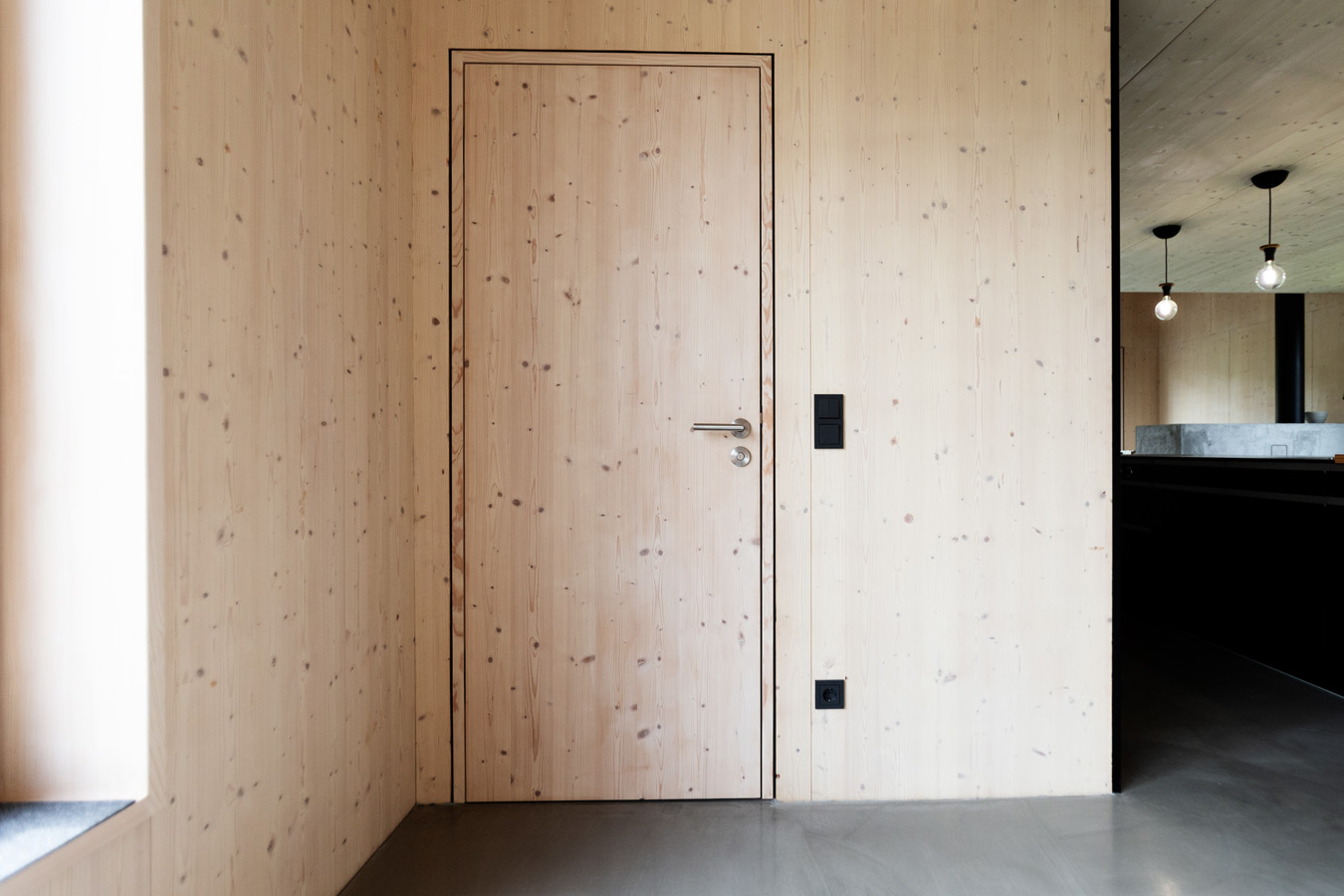 Glas, absperrbar, umfassend, vorgebeugt, Fensterüberwachung, Überwachungskontakt, Alarmanlage, ermöglichen, intern, Steuerung, PC, geregelt, Koordination, Heizung, Fensterlüftung, Barrierefrei, Terrassentür, Balkontür, rollstuhlgerecht, modifizieren, tief, gelegen, erreichbar, Türgriff, fachgerecht, Einbau, Kunde, einwandfrei, funktionieren, Lösung, Schonend, Demontage, Altfenster, inklusive, notwendig, Beiputzarbeit, Nebenarbeit, Kernkompetenz, produzieren, Sonderfenster, denkmalgeschützt, Wetterschenkel, Produktionshalle, Leidenschaft, Technologie, ausschließlich, ausgebildet, Handwerker, Maschinen, Fertigungsroboter, Wunsch, Zufriedenheit, Kompromiss, Einzelteil, imprägniert, sicherstellen, Holz-Klassiker, Klassisch, Echtholz-Wetterschenkel, Leimfuge, Außenbereich, Dämmwert, vorstehend, Blendrahmen, stärker, historisch, Denkmalschutz, Flächenbündig, Holz-Fenster, Innen, Herstellung, Fensterprofil, Klar, Schmal, Rahmenansicht, Lichteinfall, Niveau, Anspruchsvoll, Designlösung, Wohngebäude