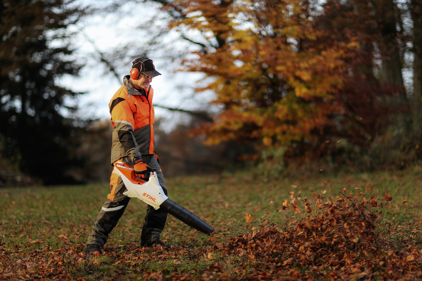 ErgoStart, Starten, Bremssystem, QuickStop, seitlich, Kettenspannung, patentiert, Tankverschluss, Antivibrationssystem, Features, Produkttechnik, Stutzen, Beschneiden, Äste, Obstbaumpflege, Grundstückspflege, Ausputzen, Sträucher, Baumpflege-Profi, Baumwipfel, Baumart, Stand, Boden, Strauchart, gesund, Form, Baumschnitt, Licht, Krone, Geäst, Rückschnitt, Hecken, intelligent, praktisch, gering, Arbeitsgewicht, kräfteschonend, ausputzen, beschneiden, gepolstert, ergonomisch, Tragegurt, Schneidarbeite, Bewegungsfreiheit, Belastung, geformt, Handgriff, Grip, serienmäßig, speziell, Bedienelement, Multifunktionsgriff, integriert, Benzin-Hochentaster, Obstbauer, Baumpflegearbeit, automatisch, Dekompressionssystem, lärmsensibel, urban, Gebiet, Akku-Hochentaster, vibrationsarm, geräuscharm, leise, Modelle, Gehörschutz, konstant, Laufzeit, hausnah, Arbeitsgerät, flexibel, Rückentragesystem, Körpergröße, anpassbar, kräftesparend, agieren, einhängen, führen, Klammer, Teleskopschaft, Anbringen, Ausklinken, Winkelgetriebe