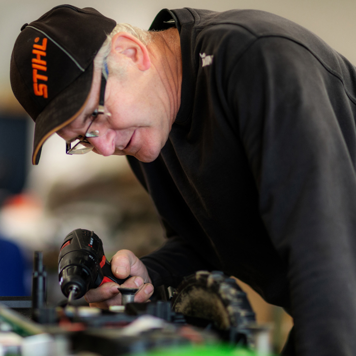 Pflege, Maschine, Klingenwechsel, Schneidkopfverbrauchswert, prüfen, bequem, App, Stromaufnahme, senken, Fahrgeschwindigkeit, Funktion, Überlastung, hohem, Gras, mangel, Ursache, Verhalten, unnötig, Verringerung, Winterwartung, Akku-Pflege, Tausch, Verschleißkomponente, gleichmäßig, Schnitthöhe, verhindert, Fehlauslösung, Sensor, vollständig, aufladen, Hauptschalter, abschalten, Getriebewartung, öffnen, reinigen, fetten, Ballsammler, Klingenverschleiß, Hart, Hindernis, Stein, Baumwurzel, Bewässerungsabdeckung, Loch, Senkung, Beregnungssprinkler, Maulwurfshügel, Versetzbar, Trainingsplatz, Tief, Rille, Unkraut, eigelassen, Kunstrasenmatte, Beweglichkeit, Schneidkopfarm, Auffahren, Clever, Herabfallend, vermeiden, Radbürste, reduzieren, Reinigungsaufwand, Hinterräder, Graslatschen, RTK-GPS Installation, Empfehlung, Zufallsnavigation, Radkasten, Rückwärtsfahrt, Kettensäge, weltweit, meistverkauft, Marke, Benzin-Kettensäge, Motorsäge, Landschaft, Landwirtschaft, Zuhause, heimisch