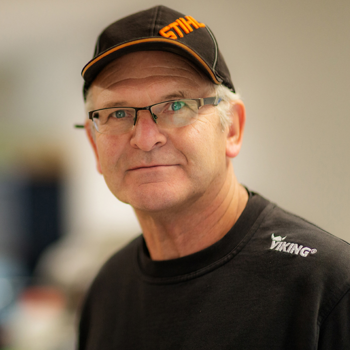 Kleinflugplatz, Infrastrukturfläche, Industriefläche, Plattform, Neuerung, Handbuch, Ersatzteilliste, Greenkeeper Verband Deutschland e.V., Versicherung, Beratung, Fördermittel, Sportplatzpflege, Konzept, International, Webportal, Serviceanfrage, Fachhändler, Akku, Akku-Technologie, Zubehör, Sägen, Schneiden, Kettensäge, Motorsäge, Hochentaster, Heckenschere, Heckenschneider, Kombisystem, Multisystem, Gehölzschneider, Gartenschere, Astschere, Astsäge, Axt, Beil, Hammer, Forstwerkzeug, Trennschleifer, Gesteinschneider, Mähen, Pflanzen, Rasenmäher, Rasentrimmer, Motorsense, Freischneider, ¡MOW®, Mulchrasenmäher, Rasenlüfter, Vertikutierer, Motorhacken, Aufsitzmäher, Erdbohrgerät, Sprühgerät, Spritzgerät, Reinigen, Aufräumen, Laubbläser, Blasgerät, Saughäcksler, Hochdruckreiniger, Nasssauger, Trockensauger, Kehrgerät, Kehrmaschine, Gartenhäcksler, Erzeugen, Versorgen, Lademanagement, Wasserpumpe, Kompressor, Aktion, Reduziert, Artikel, Frühling, Aktuell, Bestseller, Neuheit, Markenshop, Accessoires, kalt, Jahreszeit, Holz