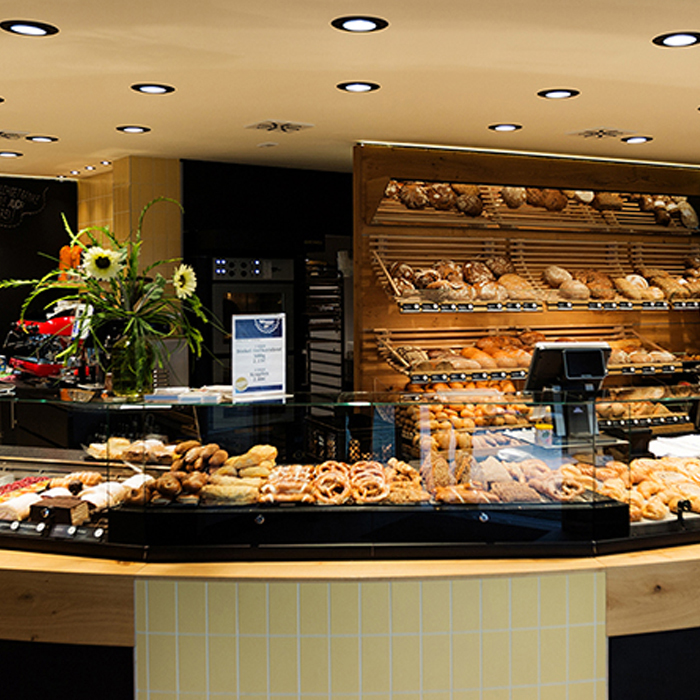 Realisierung, Realisierungspartner, vielfältig, Aufgaben, Division, militärisch, Großverband, Teilstreitkraft, Staat, Visualisierung, PrePress, Markenagentur, Kommunikationsagentur, Packagingagentur, konsequent, Unit, Einheit MaßEinheit, Grundmaßstab, Standard, Grundeinheit Eins, Einer, Einheit Einheit, Verband, Truppenteil Schuleinheit, LehrJahr Einheit, Dosis, Menge Abteilung Lektion Baustein, Block, Glied Grundeinheit, Basis, Kern, Zelle, Element, Kommunikationsmaßnahme, Verbraucherkommunikation, Handelskommunikation, Markenstrategie, Grundlage, Erfolg, methodisch, Arbeitsmodell, werteorientiert, Markenführung, Markenwerte, echt, Mehrwert, relevant, differenzierend, Markenkern, Positionierung, Analyse, Märkte, Markenauftritt, Trendanalyse, Kommunikationsstrategie, Durchführung, Begleitung, Workshop, Erarbeitung, Handlungsempfehlung, Maßnahmenplan, Nachhaltigkeitskommunikation, Reinzeichnung, standardisiert, Druckdaten, Datenversand, Anfang, Anzeige, mehrstufig, Direct-Marketing-Kampagne, Kundenmagazin