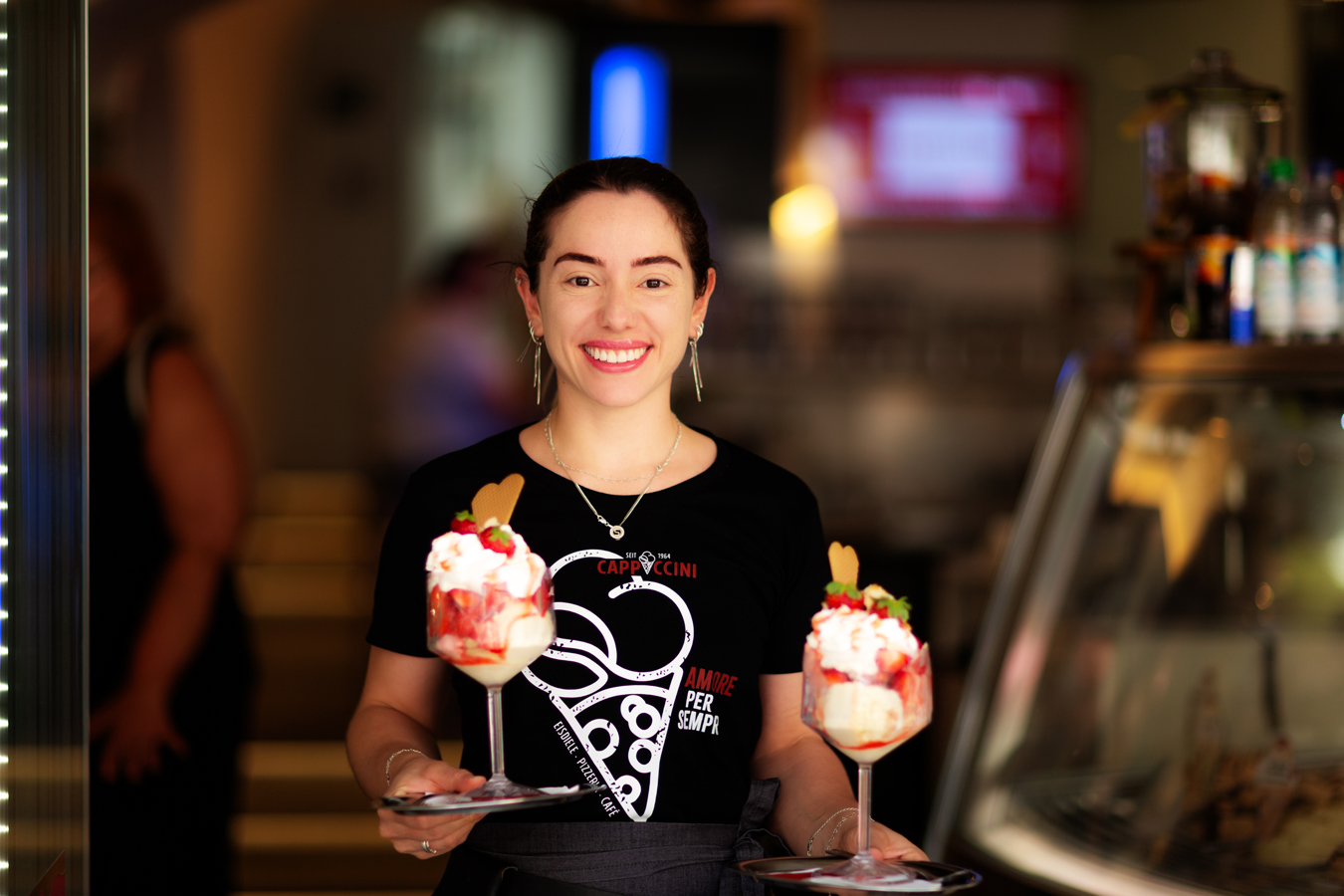 grandios, Gelateria, Burger, Lounge, Eine Kugel Eis, Zwei Kugeln Eis, Drei Kugeln Eis, Vier Kugeln Eis, Fünf Kugeln Eis, Familien Packung, Familenpack M, Familenpack L, Familenpack XL, Ananas Becher, Erdbeer Becher, Malaga Becher, Joghurt-Becher, Frucht Becher, Amarena Becher, Schoko Becher, Kiwi Becher, Walnuss Becher, Eierlikör Becher, Tiramisu-Becher, After Eight Becher, Nuß-Becher, Karamell-Becher, Spaghetti Becher, Banana Karamel Becher, Mokka-Becher, Baileys Becher, Tartufo Karamel, Tartufo, Tartufo Bianco, Amaretto Becher, Eiskaffee - Eisschokolade, Milchmix - Milchshake, Carbonara Spaghetti Eis, Banana Spaghetti Eis, Schoko Spaghetti Eis, Spaghetteria Italia, Kiwi Spaghetti Eis, Nero Spaghetti Eis, Vanille Spaghetti Eis, Erdbeer Spaghetti Eis, Amarena Spaghetti Eis, Primavera Spaghetti Eis, Clasico Spaghetti Eis, Schokosoße Tüte, After Eight Tüte, Erdbeer Tüte, Amarena Tüte, Erdbeersoße Tüte, Bonito Tüte, Raffaello Tüte, Krokant Tüte, Nuss Tüte, Rocher Tüte, Joghurt Waldbeer, Joghurt Amarena, Joghurt Kiwi