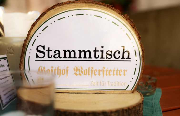 Krustenbraten vom Strohschwein an Knödelduett und Speckkrautsalat in herzhafter Kümmel-Dunkelbier-Jus, Brotzeit, Imbiss, Brotzeitbrettl mit regionalen Wurstspezialitäten, kaltem Braten, Bergkäse und eingelegten gegrillten Gemüse, Dessert, Karamellisierte Apfelkücherl mit Beerenragout, Speisekarte, miteinander, groß, neu, gestaltet, altehrwürdig, Charme, erhalten, Feste, Feiern, Veranstaltungen, 120 Gästen, Gern, Anfrage, Zeit, neues, bieten, Catering, Kochkurs, Küchenchef, Backkurs, Patissier, Fan-Shop, Lieferservice, Schmankerl-Express, Übernachtung im Privatboot auf der Donau, buchen, Facebook, Social Media, Nacht, Durchreise, Radlkeller, perfekt, ausgestattet, Personal, hilft, tatkräftig, Räder, einparken, Sehr, sauber, Unterkunft, bayrisches Bier, immer, gut, April, Toplage, sehr, regional, komfortabel, rundum, wohlgefühlen, Viel, Dank, schön, Aufenthalt, Wirtsfamilie, fair, Preis, Familie, Kinder, persönlich, kümmern, willkommen, Terrassencafé, Verkehrslandeplatz Vilshofen an der Donau