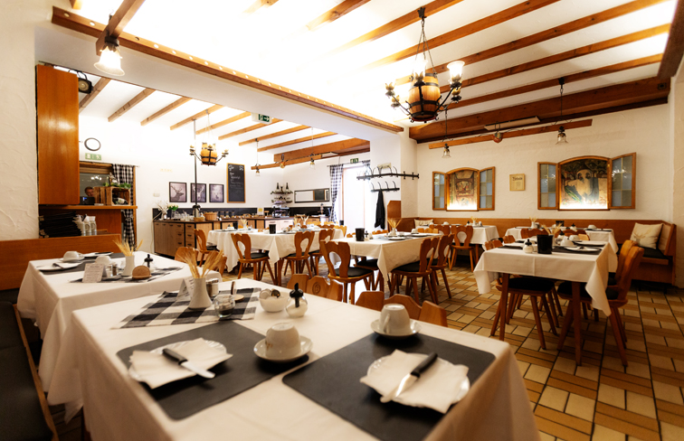 unmittelbar, Nähe, Schiffsanlegestelle, flussaufwärts, Passau, Genießen, gutbürgerlich, Tasse, Kaffee, Stück, selbstgebacken, Kuchen, wunderbar, Donaupanorama, wirken, Vilshofen, Vilshofen an der Donau, Gastronomie, Gasthaus, Gaststätte, Gasthof, Wirtshaus, Lokal, Essen, Trinken, Eis, Restaurant, Küche, Biergarten, Pension, Zimmer, Fremdenzimmer, Gästezimmer, Übernachten, Schlafen, Unterkunft, Radfahrer, Donauradweg, Bike, eBike, E-Bike, Familie, Begrüßung, Herzlich, Traditionsgasthof, Stadtplatz, servieren, Brauerei, Bräustüberl, traditionell, Bayerische Küche, Gäste, frühstücken, Frühstück, Festsaal, Hochzeiten, Geburtstage, Versammlungen, passenden, Rahmen, gemütlich, Biergartenterrasse, Terrasse, besten, Blick, bunte, Treiben, typisch, bayerische, Schmankerl, freundlich, Lächeln, natürlich, frisch, gezapft, Wolferstetter, Zimmer, Urig, renoviert, Gastzimmer, kombinieren, rustikal, Ambiente, modern, Komfort, schlafen, einfach, gut, Morgen, Akku, laden, Frühstücksbuffet, kosten