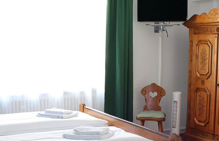 besten, Gästehaus, wenig, Gehminuten, wichtig, Sehenswürdigkeit, Stadt, entfernt, fühlen, ersten, Urlaubstag, rundum, wohl, Kulinarisch, Genuss, viele, Ausflugsziele, Vilshofen, Vilshofen an der Donau, Gastronomie, Gasthaus, Gaststätte, Gasthof, Wirtshaus, Lokal, Essen, Trinken, Eis, Restaurant, Küche, Biergarten, Pension, Zimmer, Fremdenzimmer, Gästezimmer, Übernachten, Schlafen, Unterkunft, Radfahrer, Donauradweg, Bike, eBike, E-Bike, Familie, Begrüßung, Herzlich, Traditionsgasthof, Stadtplatz, servieren, Brauerei, Bräustüberl, traditionell, Bayerische Küche, Gäste, frühstücken, Frühstück, Festsaal, Hochzeiten, Geburtstage, Versammlungen, passenden, Rahmen, gemütlich, Biergartenterrasse, Terrasse, besten, Blick, bunte, Treiben, typisch, bayerische, Schmankerl, freundlich, Lächeln, natürlich, frisch, gezapft, Wolferstetter, Zimmer, Urig, renoviert, Gastzimmer, kombinieren, rustikal, Ambiente, modern, Komfort, schlafen, einfach, gut, Morgen, Akku, laden, Frühstücksbuffet, kosten, Fahrrad, Fahradgarage, Bikegarage