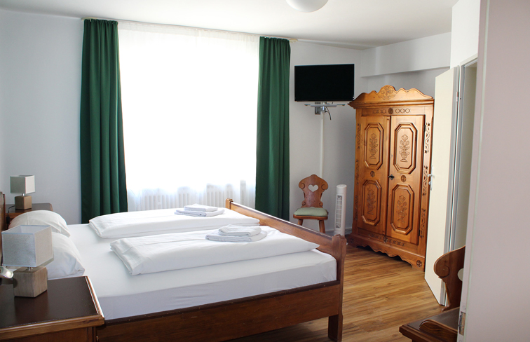 Radlkeller, Fahrradstellplatz, Werkstatt, Fahrradwerkstatt, Radlreparatur, Radreparatur, Werkstatt, Vorgeschmack, Übernachtungsgäste, täglich, Vorspeise, Bayerisches Gedeck, Obazda, Griebenschmalz, gekräuterter Hüttenkäse, Gebäck, Hauptgericht, Krustenbraten vom Strohschwein an Knödelduett und Speckkrautsalat in herzhafter Kümmel-Dunkelbier-Jus, Brotzeit, Imbiss, Brotzeitbrettl mit regionalen Wurstspezialitäten, kaltem Braten, Bergkäse und eingelegten gegrillten Gemüse, Dessert, Karamellisierte Apfelkücherl mit Beerenragout, Speisekarte, miteinander, groß, neu, gestaltet, altehrwürdig, Charme, erhalten, Feste, Feiern, Veranstaltungen, 120 Gästen, Gern, Anfrage, Zeit, neues, bieten, Catering, Kochkurs, Küchenchef, Backkurs, Patissier, Fan-Shop, Lieferservice, Schmankerl-Express, Übernachtung im Privatboot auf der Donau, buchen, Facebook, Social Media, Nacht, Durchreise, Radlkeller, perfekt, ausgestattet, Personal, hilft, tatkräftig, Räder, einparken, Sehr, sauber, Unterkunft