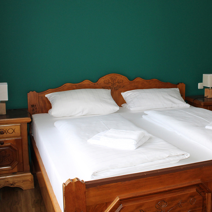 Übernachtungsgäste, täglich, Vorspeise, Bayerisches Gedeck, Obazda, Griebenschmalz, gekräuterter Hüttenkäse, Gebäck, Hauptgericht, Krustenbraten vom Strohschwein an Knödelduett und Speckkrautsalat in herzhafter Kümmel-Dunkelbier-Jus, Brotzeit, Imbiss, Brotzeitbrettl mit regionalen Wurstspezialitäten, kaltem Braten, Bergkäse und eingelegten gegrillten Gemüse, Dessert, Karamellisierte Apfelkücherl mit Beerenragout, Speisekarte, miteinander, groß, neu, gestaltet, altehrwürdig, Charme, erhalten, Feste, Feiern, Veranstaltungen, 120 Gästen, Gern, Anfrage, Zeit, neues, bieten, Catering, Kochkurs, Küchenchef, Backkurs, Patissier, Fan-Shop, Lieferservice, Schmankerl-Express, Übernachtung im Privatboot auf der Donau, buchen, Facebook, Social Media, Nacht, Durchreise, Radlkeller, perfekt, ausgestattet, Personal, hilft, tatkräftig, Räder, einparken, Sehr, sauber, Unterkunft, bayrisches Bier, immer, gut, April, Toplage, sehr, regional, komfortabel, rundum, wohlgefühlen, Viel, Dank, schön, Aufenthalt, Wirtsfamilie